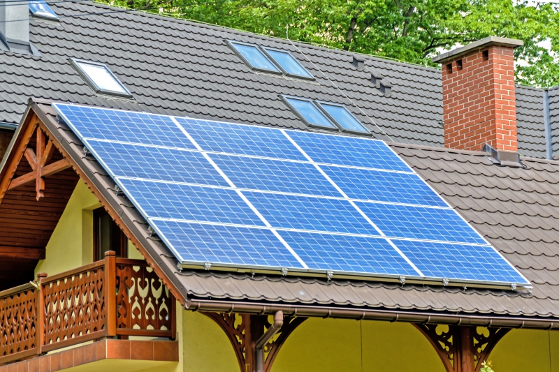 chauffagiste-ENTRAUNES-min_solar-panels-1477987